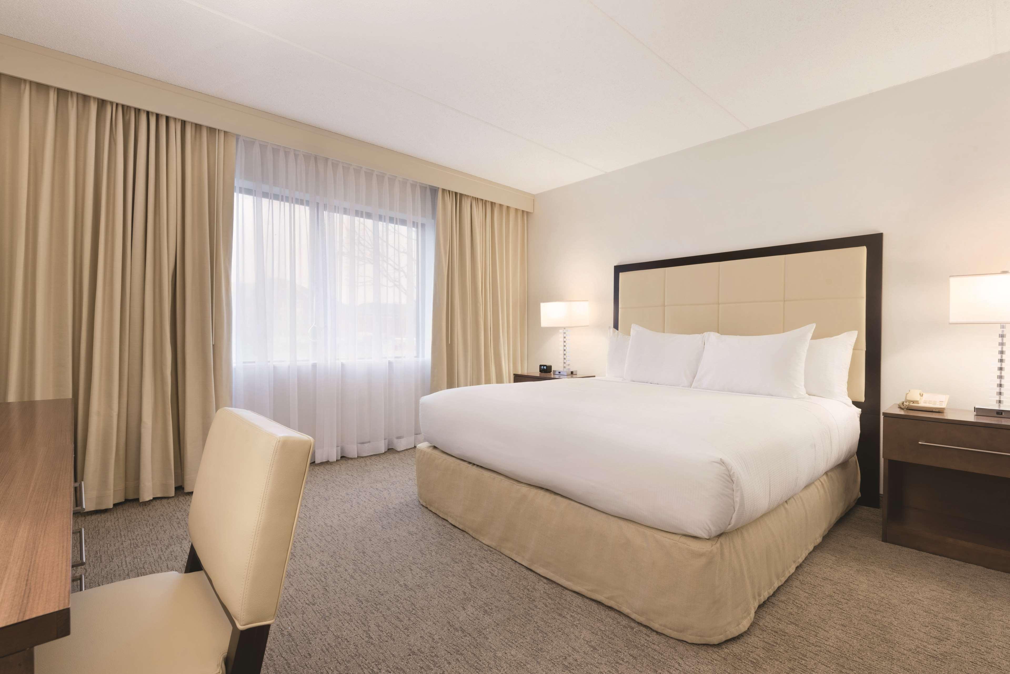 Embassy Suites By Hilton Milwaukee Brookfield Exteriér fotografie