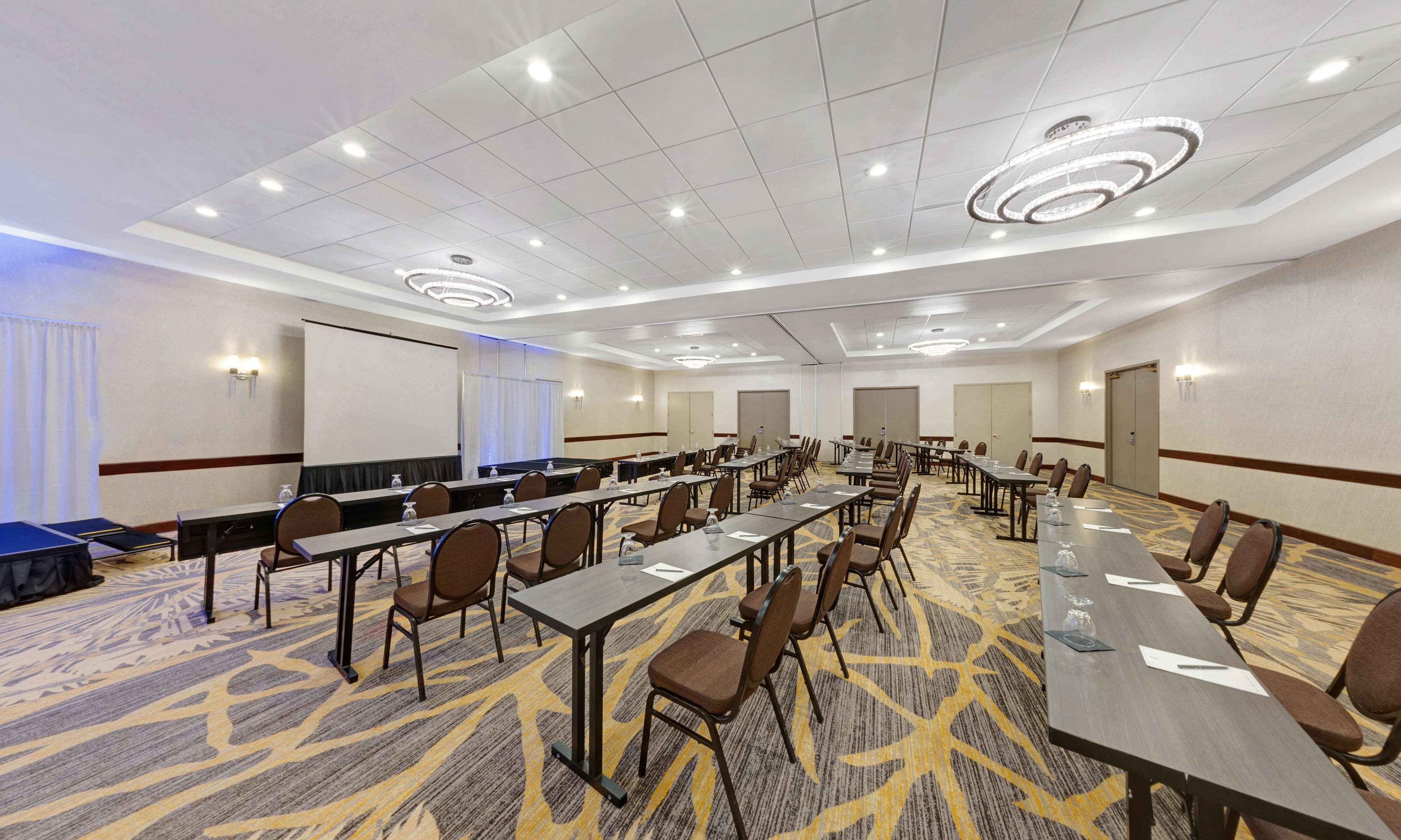 Embassy Suites By Hilton Milwaukee Brookfield Exteriér fotografie