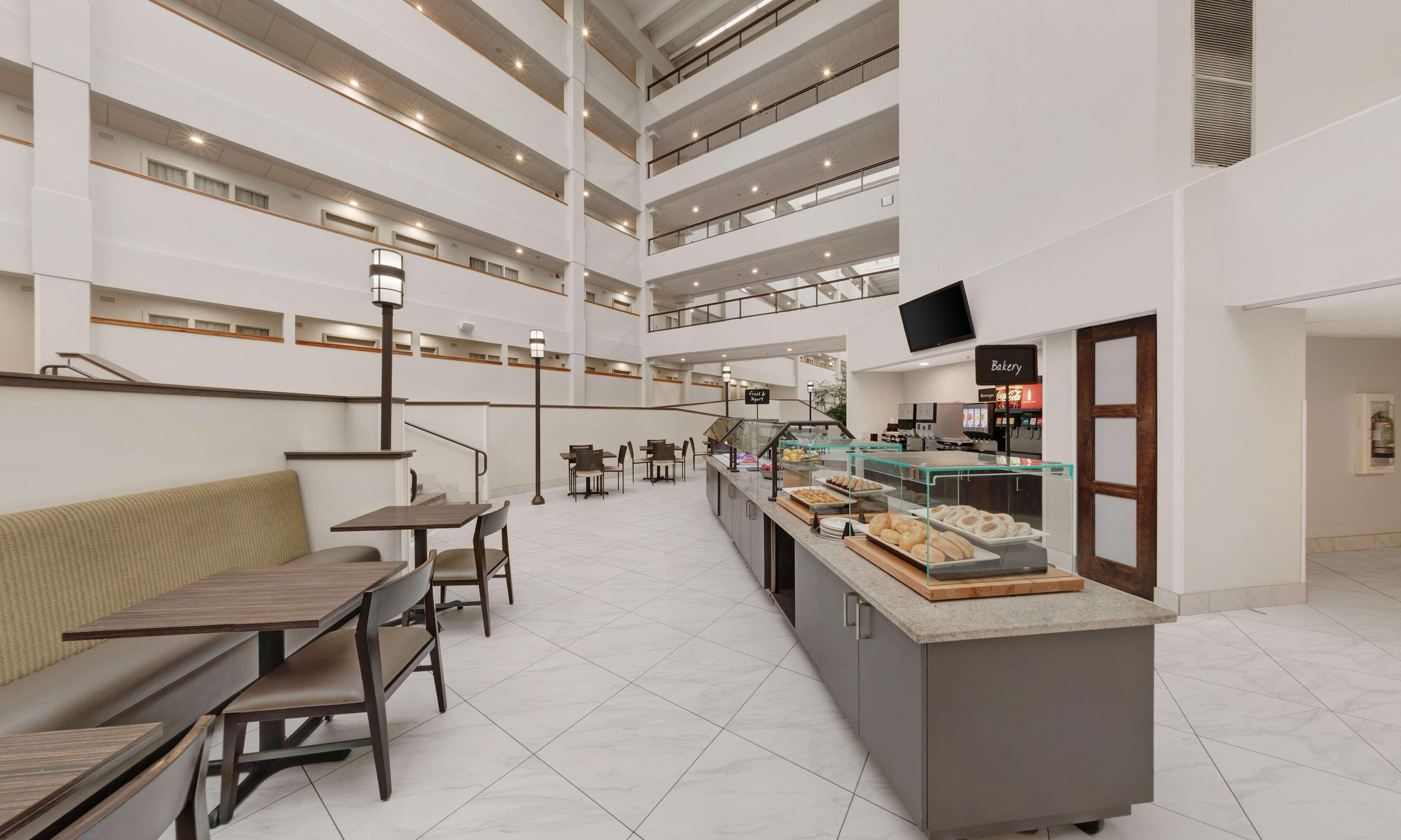 Embassy Suites By Hilton Milwaukee Brookfield Exteriér fotografie