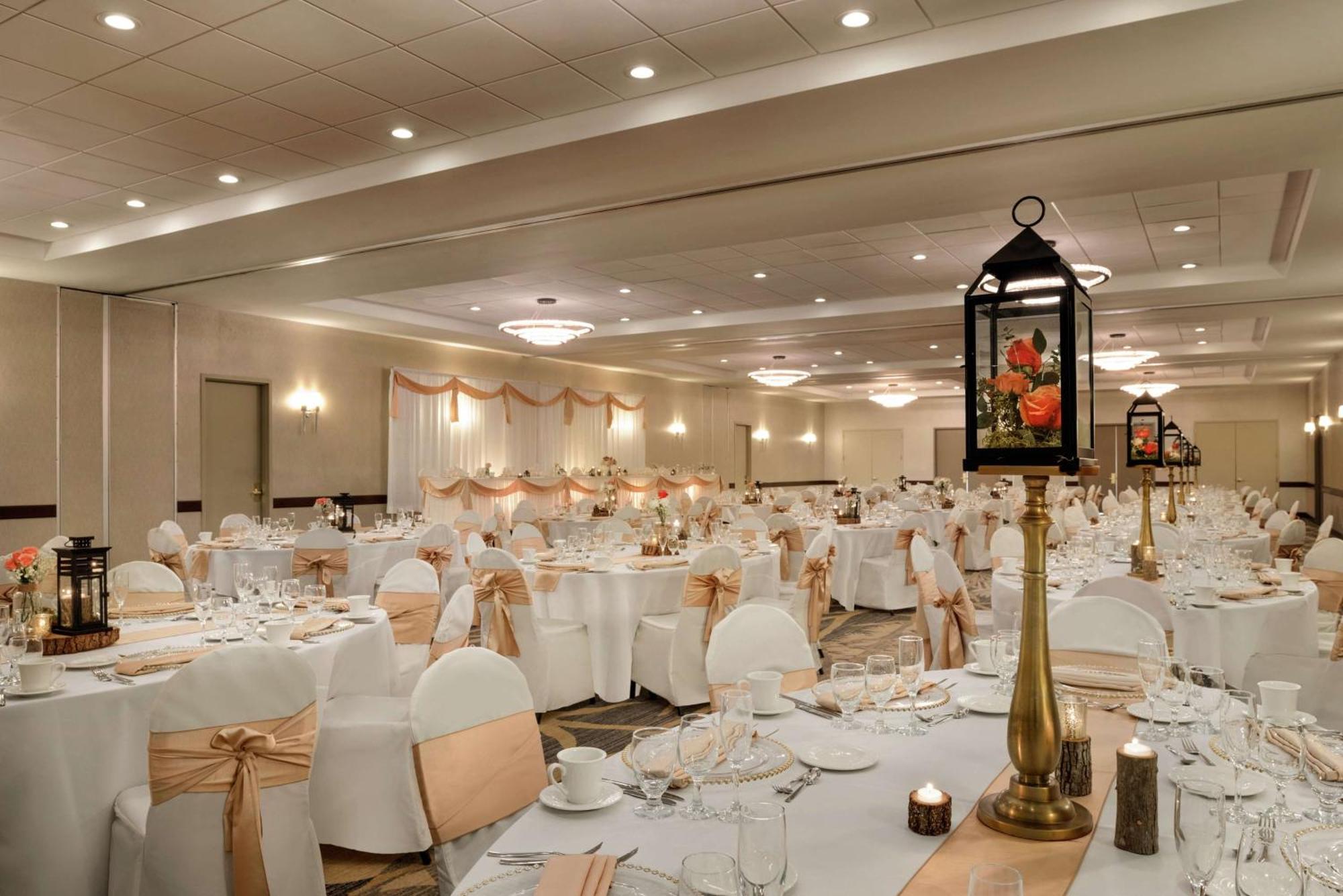 Embassy Suites By Hilton Milwaukee Brookfield Exteriér fotografie