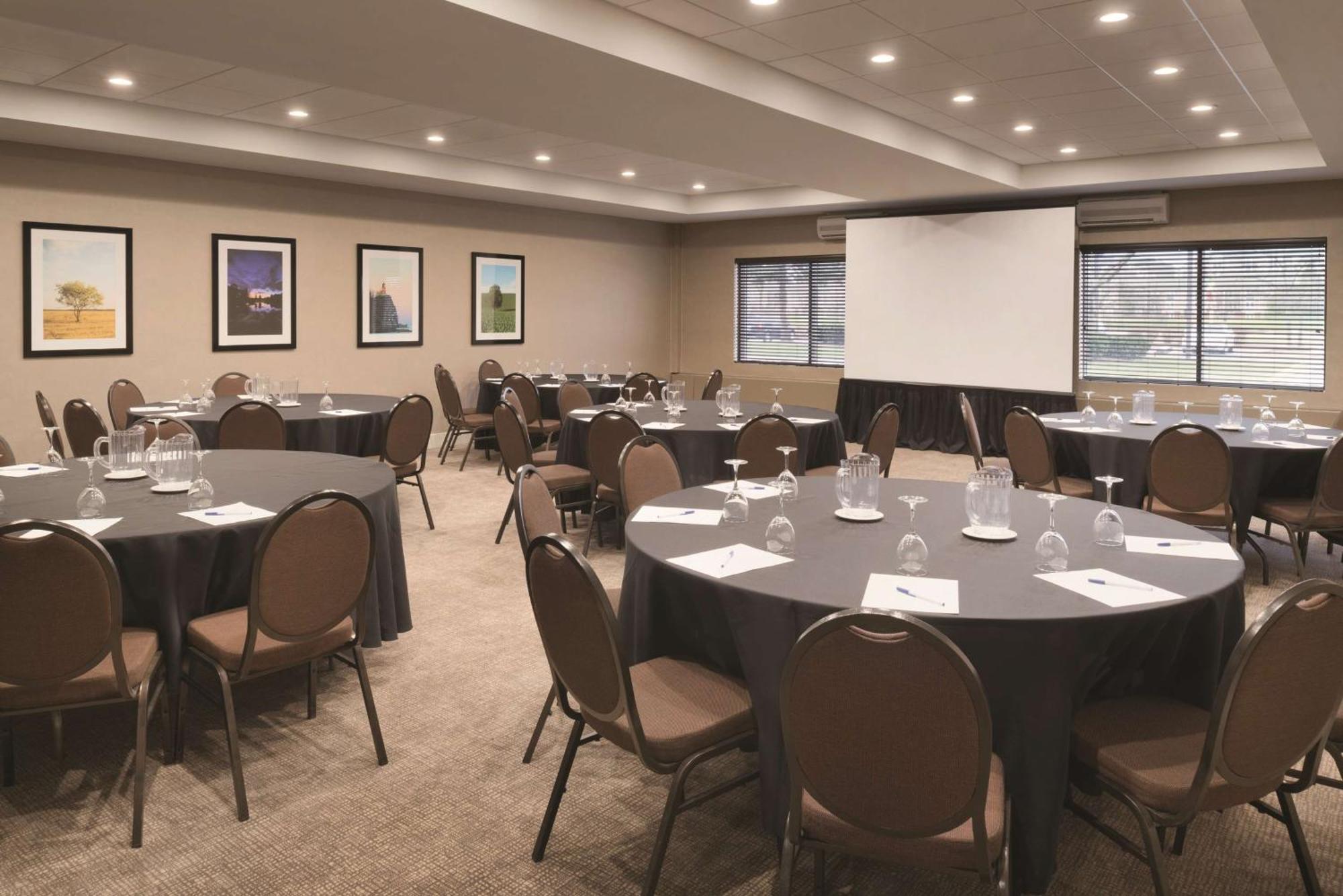 Embassy Suites By Hilton Milwaukee Brookfield Exteriér fotografie