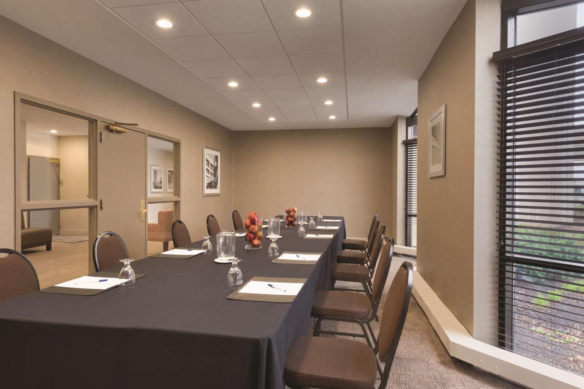 Embassy Suites By Hilton Milwaukee Brookfield Exteriér fotografie