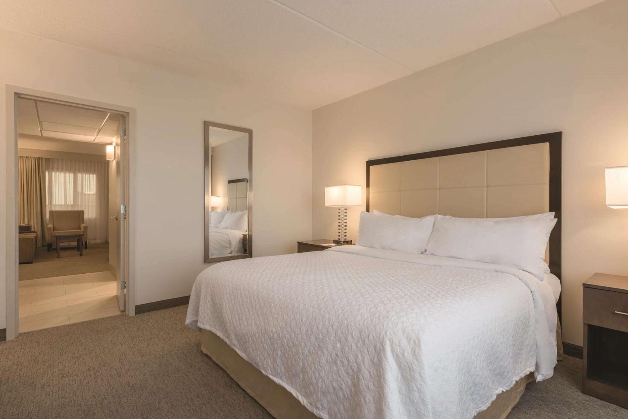 Embassy Suites By Hilton Milwaukee Brookfield Exteriér fotografie